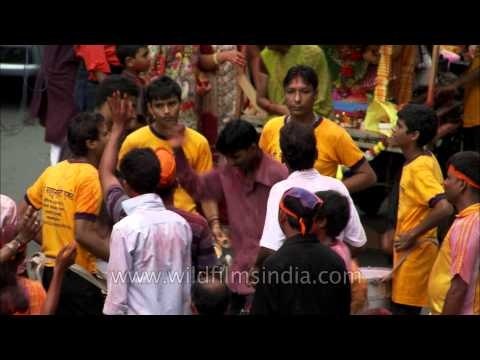 To be immersed in the sea: Ganpati Visarjan in Mumbai