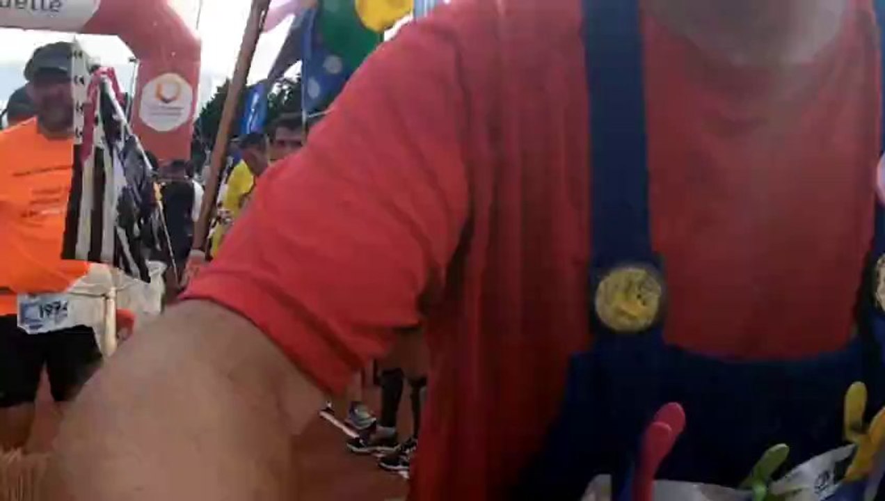 semi-marathon international AURAY VANNES 2013  arrivée de mario son petit vélo