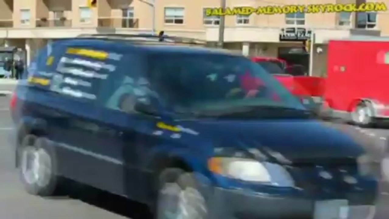 Feux de circulation en panne, un jeune homme fait la circulation (Canada)