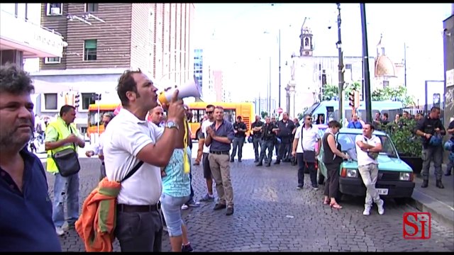 Napoli - Bros e dipendenti Astir occupano assessorato e sede Pd (13.09.13)