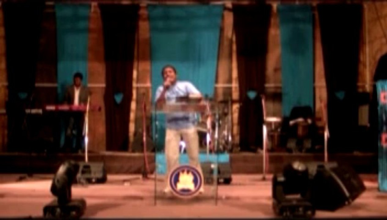 Mihaina mihaotra nohon'ny fahagagana - Fotoam panafahana  - Roxy Antaninarenina  HVKL Mission