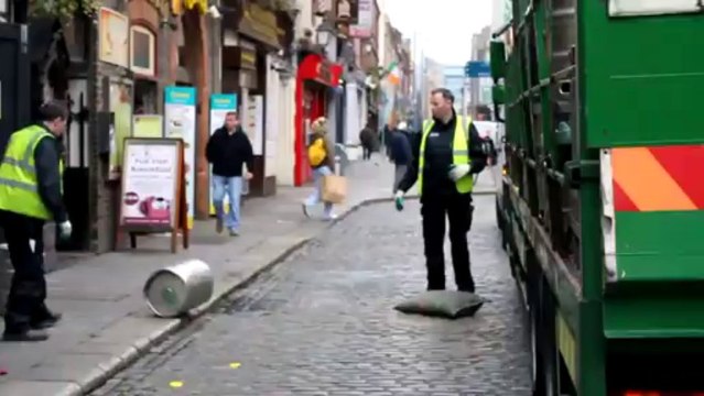 Décharger des tonneaux de bière : méthode Irlandaise... Des bourrins!