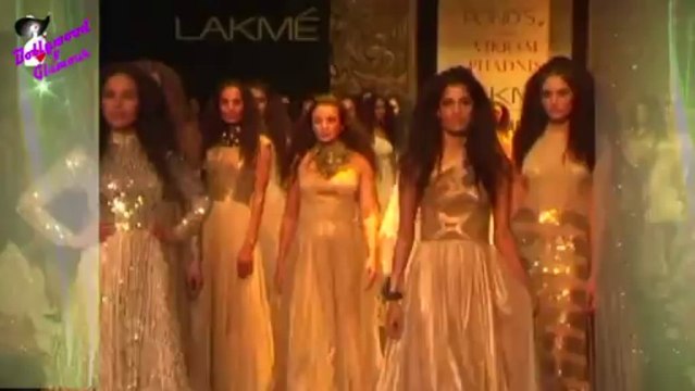 Kareena at Pond’s Gold Radiance and Karisma as showstopper for Vikram Phadnis