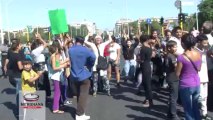 Via Vasca Navale, oltre 200 rom bloccano Viale Marconi al grido: mercato, mercato, mercato!!