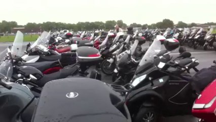 Parking moto (tenu par la FFMC) à la Fête de l'Humanité