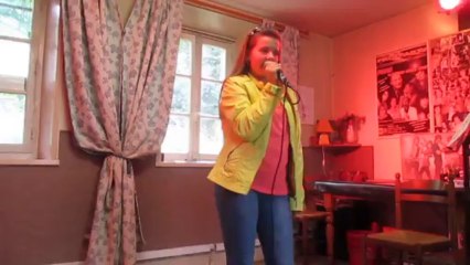 Lola Reva chante "jolie louise"