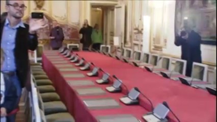 Journées du patrimoine : "C'est une prison dorée, ce palais !" lance un enfant à Jean-Marc Ayrault