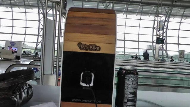 Pédaler pour recharger son téléphone portable (Bruxelles)