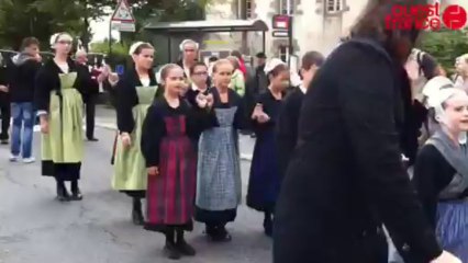 Les 60 ans du Bagad de Ploërmel - Défilé des bagadoù à Ploërmel