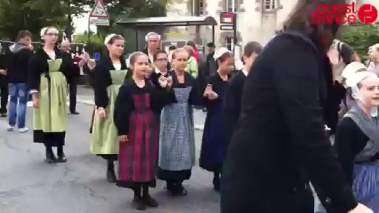 Les 60 ans du Bagad de Ploërmel - Défilé des bagadoù à Ploërmel