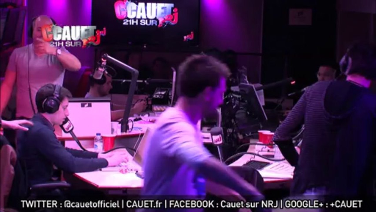 Baston générale dans le studio à base de torchons mouillés - C'Cauet sur NRJ