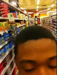 Un vigile suit un noir américain dans un magasin