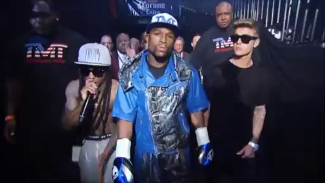 Floyd Mayweather est arrivé sur le ring avec Lil Wayne et Justin Bieber