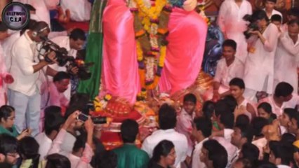 Hrithik Roshan visits Lalbaugcha Raja