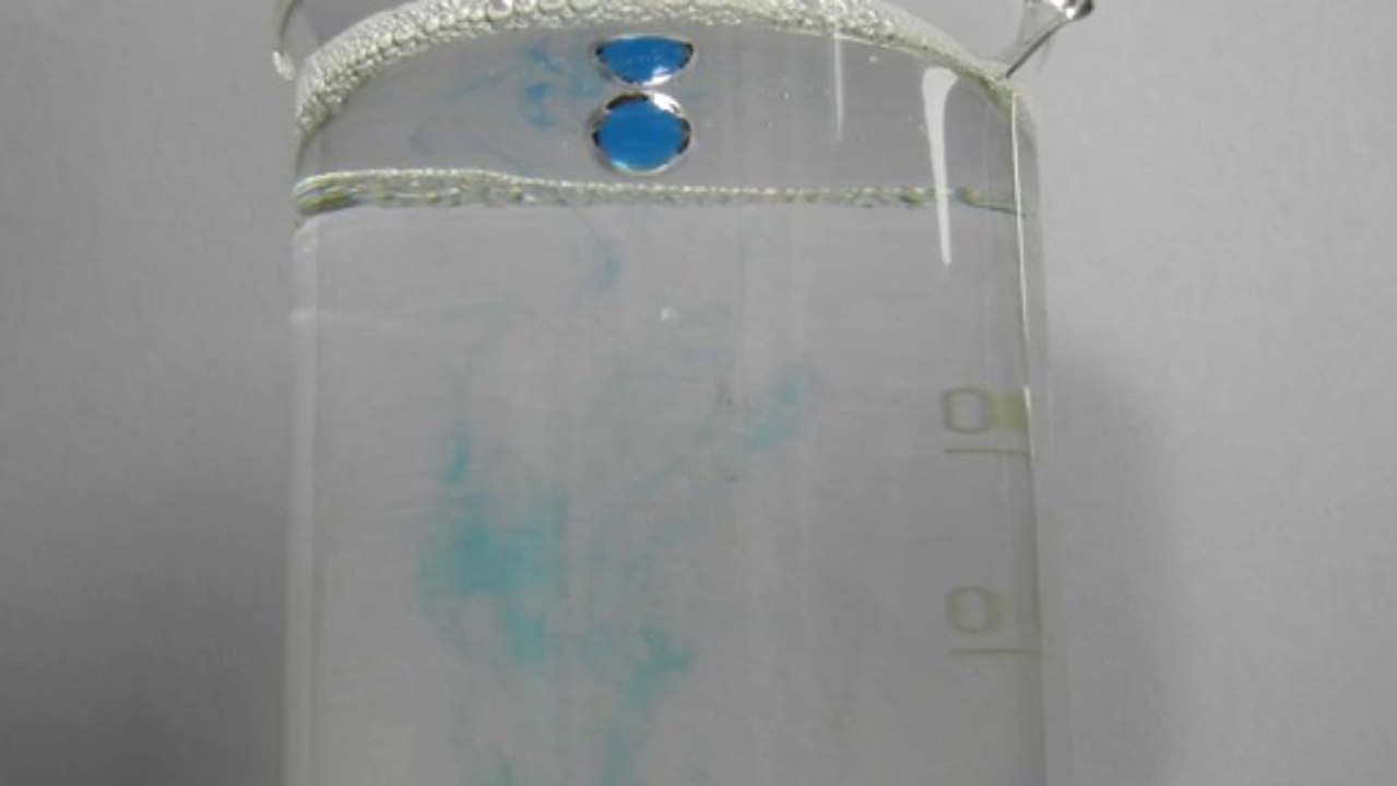 Schwebende, blaue kugel