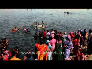Crowded ghats of river Yamuna on Ganesh Chaturthi: Delhi