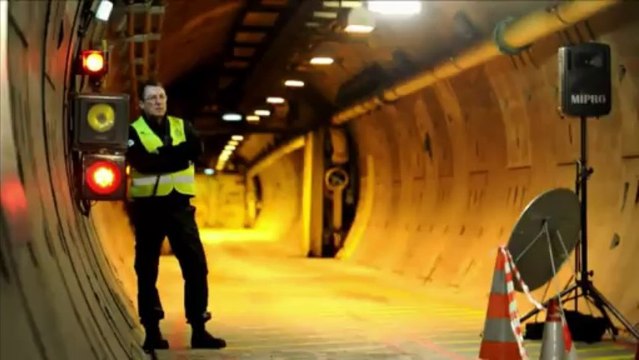 French visitors peek at depths of Channel Tunnel