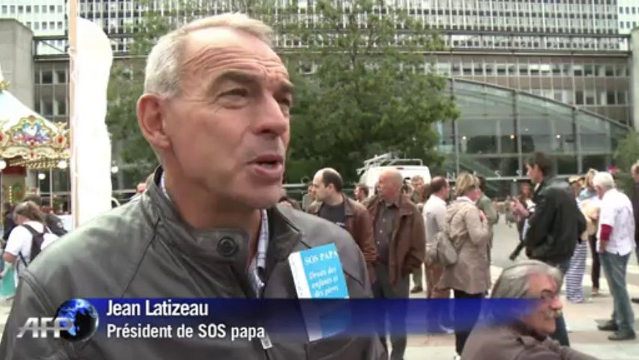 Paris: des pères manifestent pour l'égalité parentale