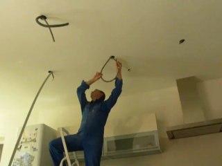 Passer une gaine entre deux trous. Truc et astuce