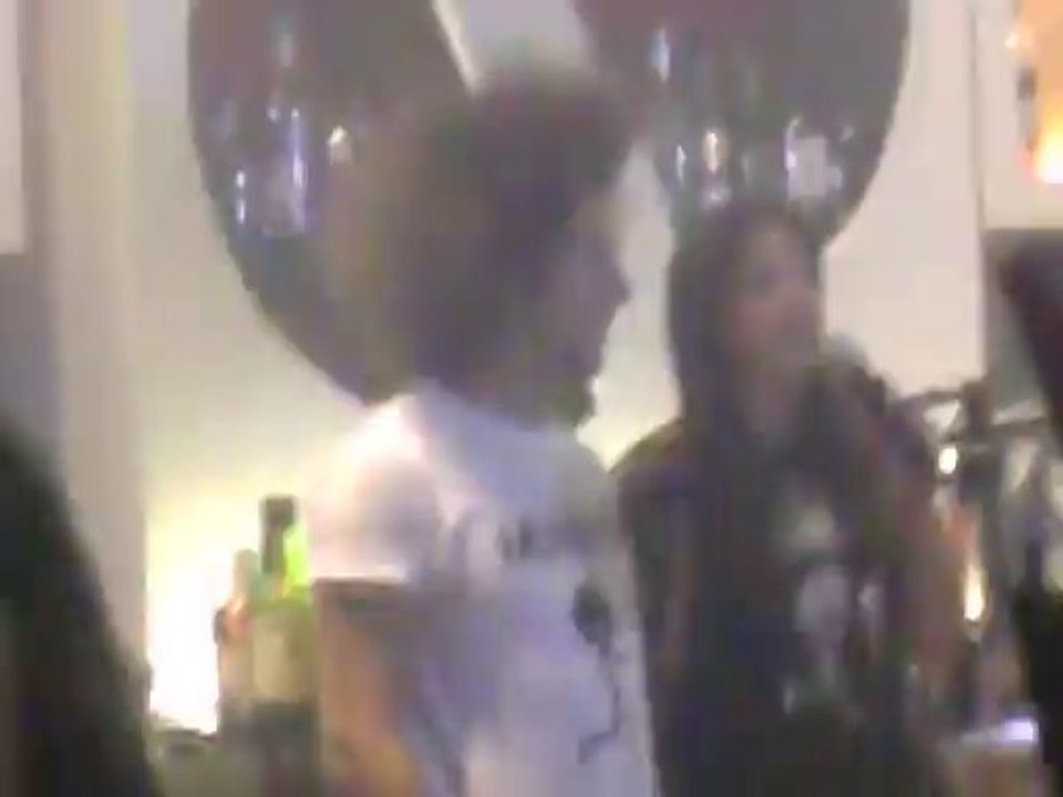 Soni y Kris llegan al pub en Córdoba y saludan