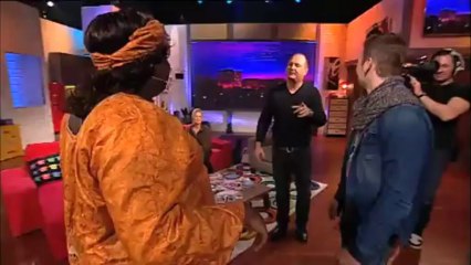 Mama Konakry embrasse un jeune du public - Bienvenue chez Cauet