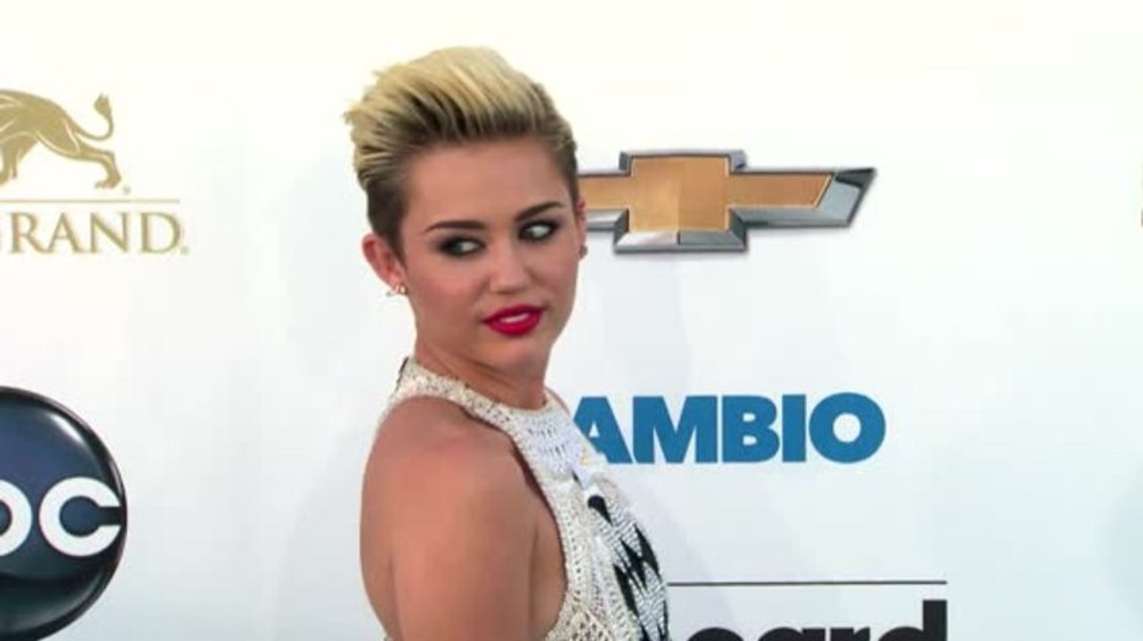 Miley Cyrus Unfollows Fiancé Liam Hemsworth on Twitter