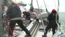 Clip sur l'une des manoeuvres de voile effectuée ce week-end par les marins de Tara © V.Hilaire/francetv nouvelles écritures/Thalassa/Tara Expéditions