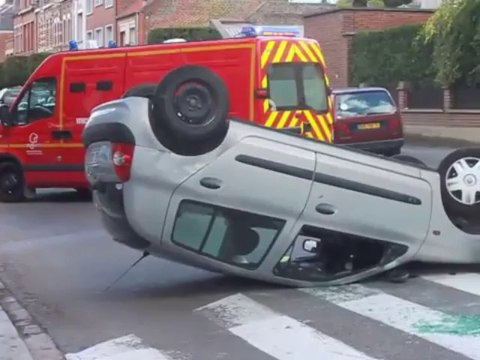 Cambrai. Une voiture sur le toit devant le lycée Paul Duez