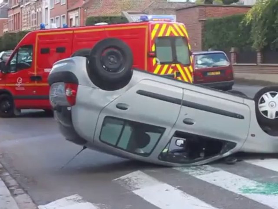 Cambrai. Une voiture sur le toit devant le lycée Paul Duez