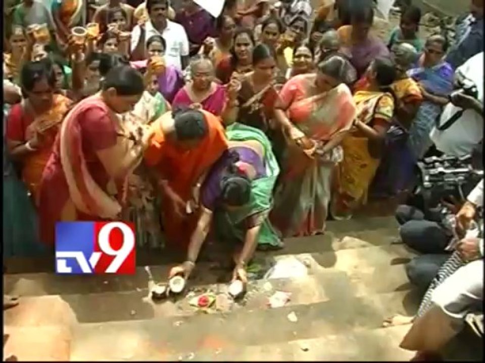 Samaikhyavadi government employees half naked protest