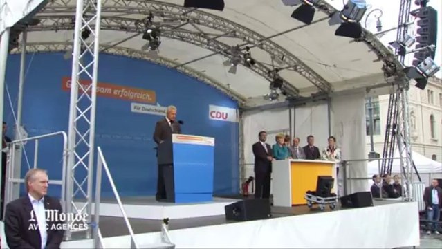 En plein meeting, la rencontre d'Angela Merkel avec un drone