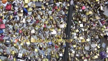 Les cadenas d'amour s'accumulent sur le Pont des Arts à Paris