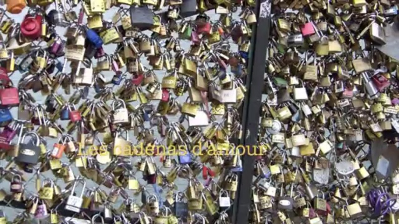 Les cadenas d'amour s'accumulent sur le Pont des Arts à Paris
