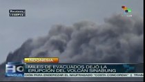 Miles de evacuados por erupción del volcán Sinabung en Sumatra