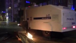 Taksim'de TOMA barikatı dağıtıyor