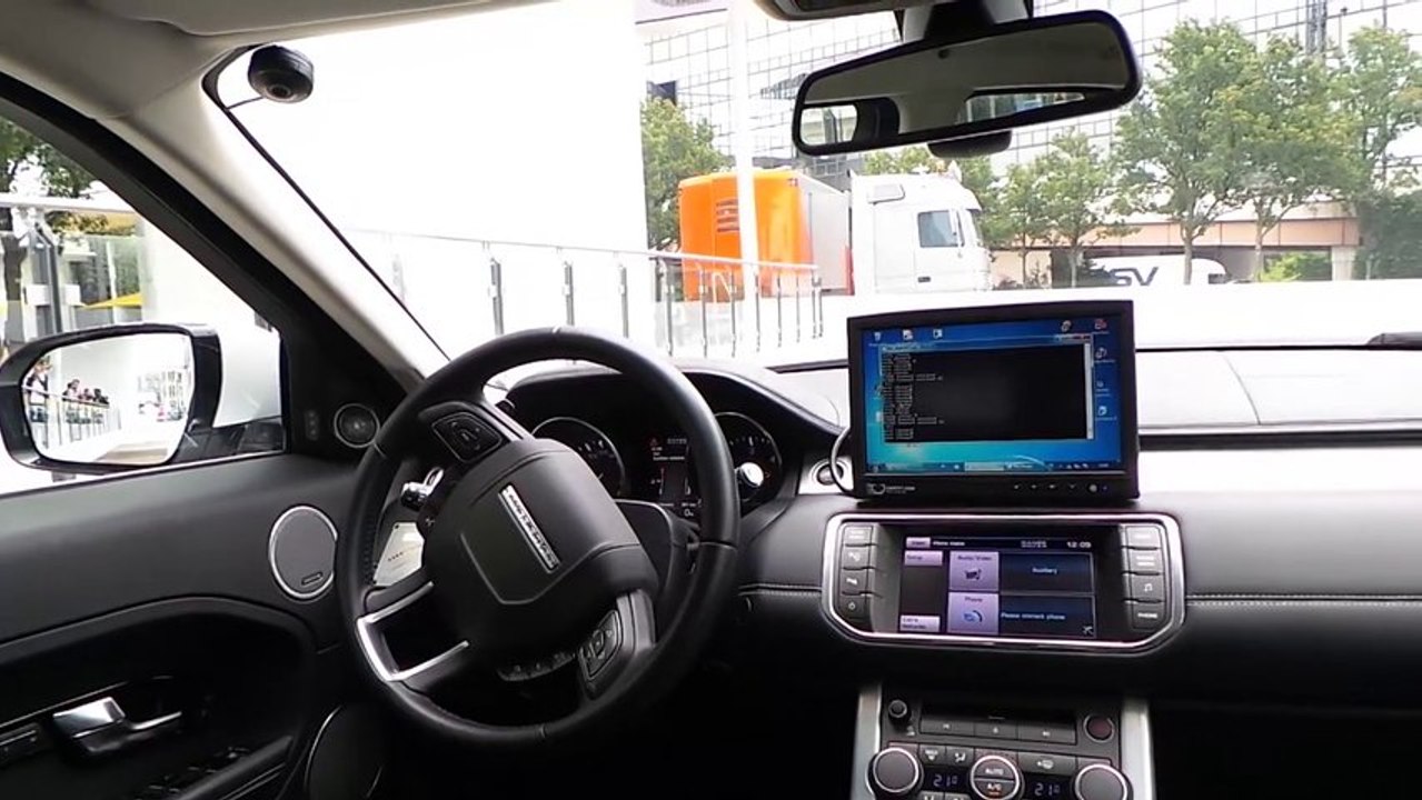 La voiture qui cherche sa place de parking toute seule