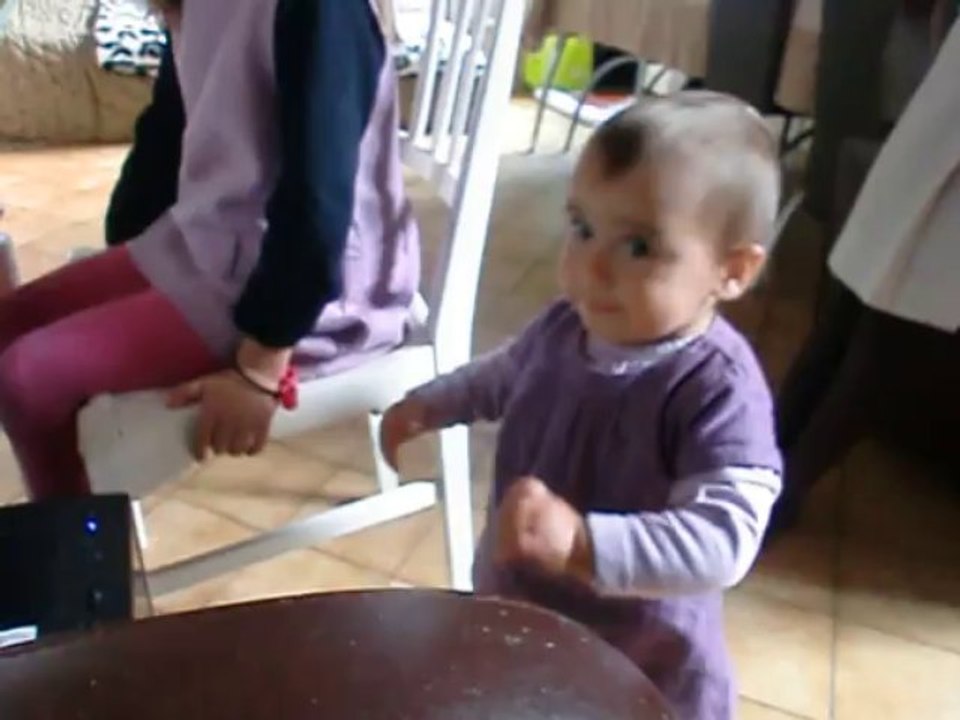 bébé danse le GANGNAM STYLE de PSY, MDR !!