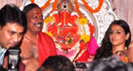 Vidya Balan Visits Siddhivinayak Temple !