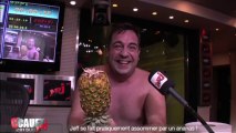 Jeff éclate des fruits jusqu'à se faire pratiquement assommer par un ananas - C'Cauet sur NRJ