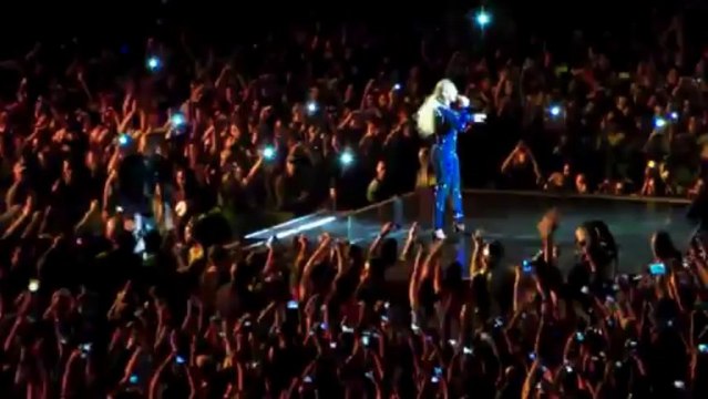 Beyonce tombe dans la foule, tirée par un fan... Violent!