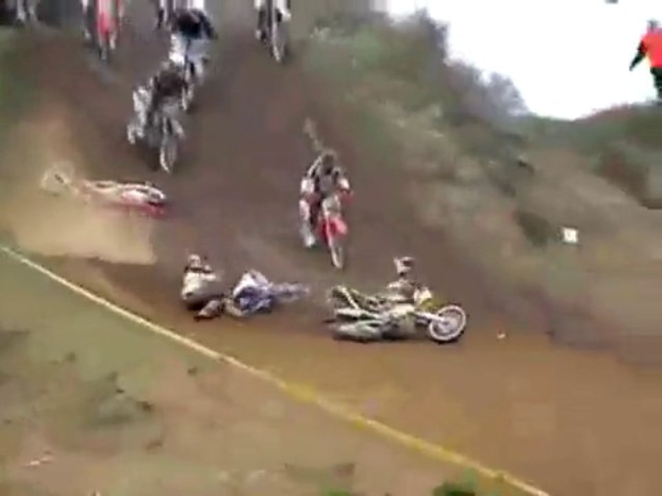 Un bon gros Best of de crash en motocross! Bien bien violent!