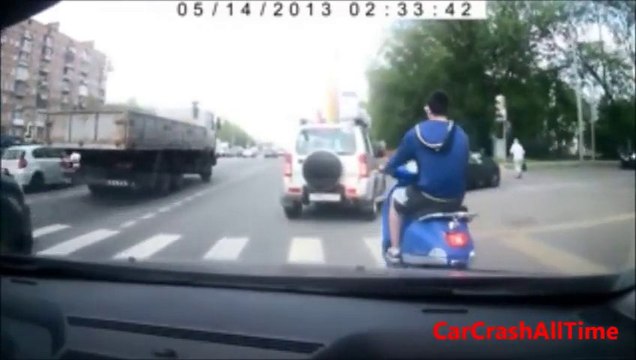 Compilation de Crash de voiture et moto par l'arrière... En mode carambolage!