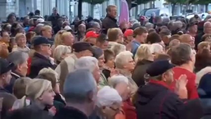 Steinbrück  Oh gucke mal, hier liegt ja ein Ei!