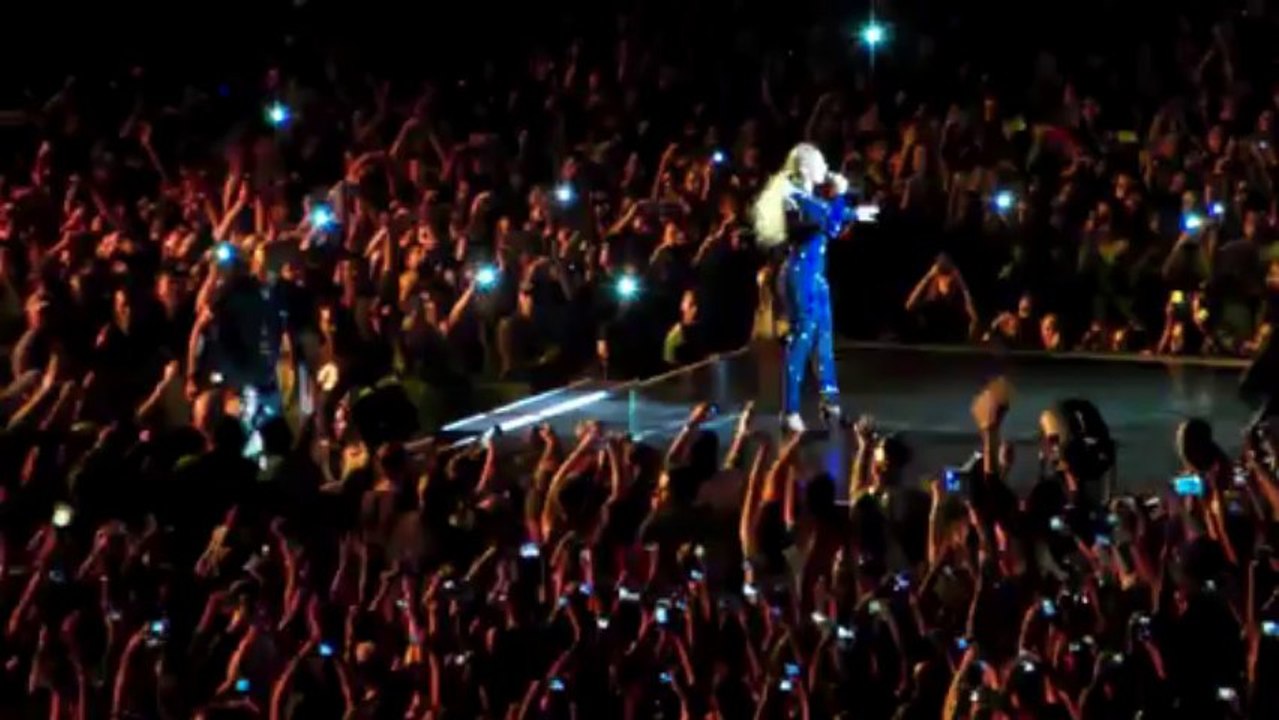 Beyoncé tirée hors de scène par un fan