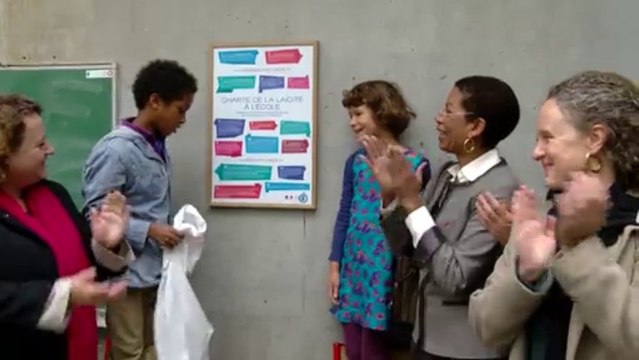 [ARCHIVE] Accrochage de la Charte de la laicité à l'École Vitruve par George Pau-Langevin