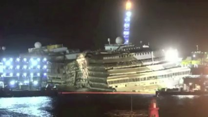 Costa Concordia volta à posição vertical