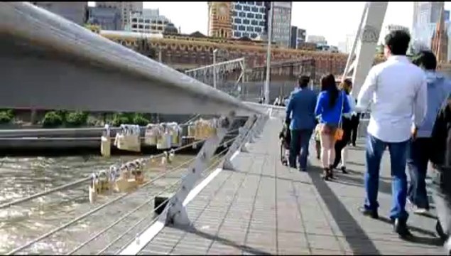 Dileklerini köprüye kilitliyorlar