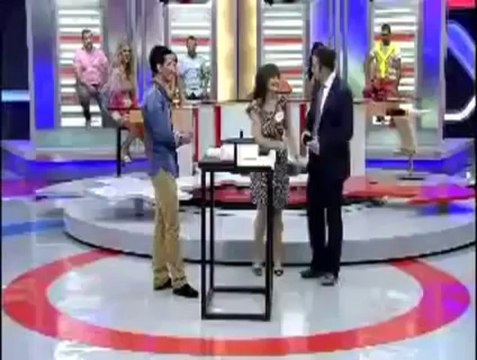 Minicik Etek Var Üzerimde Her Yerim Ortada - Ben Bilmem Eşim Bilir