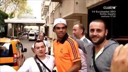 Pepe recibe a fans de Macedonia