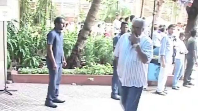 Aishwarya Rai Bachchan Attends Prayer Meet for Madhuri Dixits Late Father - 2013